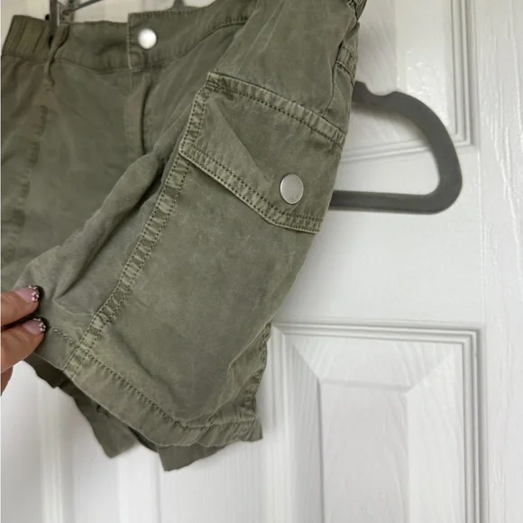 URBAN OUTFITTERS Zipped Y2K Cargo Shorts Green Buttoned Mid Rise Utility Size 8 - Picture 5 of 7